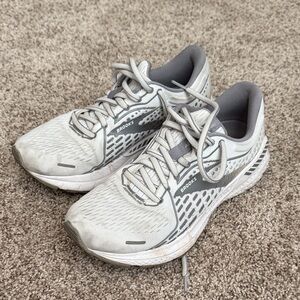 Brooks Women's Light Gray Sneakers